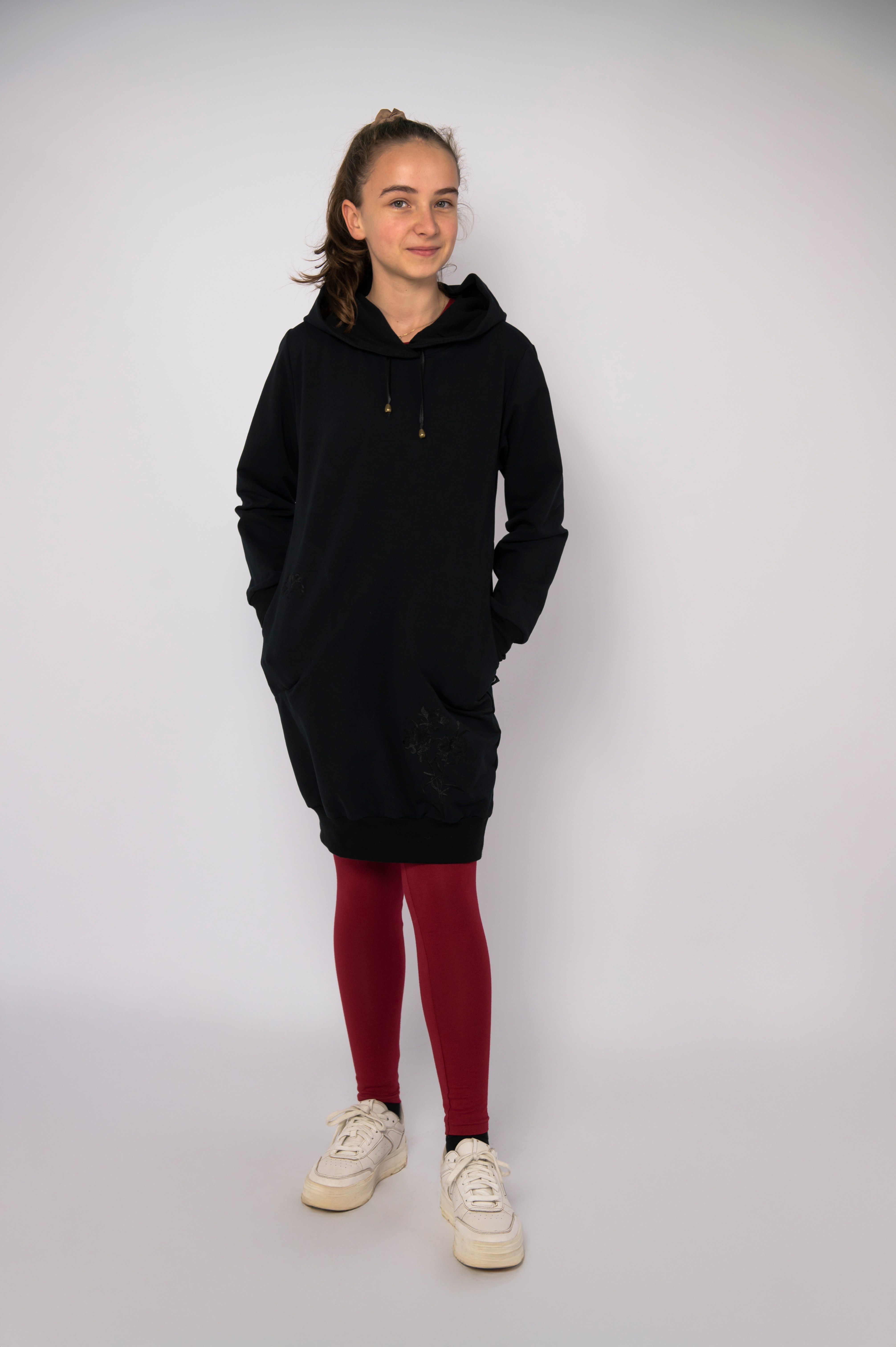 Šaty mikinové výšivka - černá 158