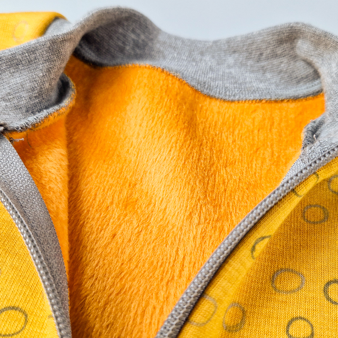 Mikina hřejivá kapsa - okrová 110