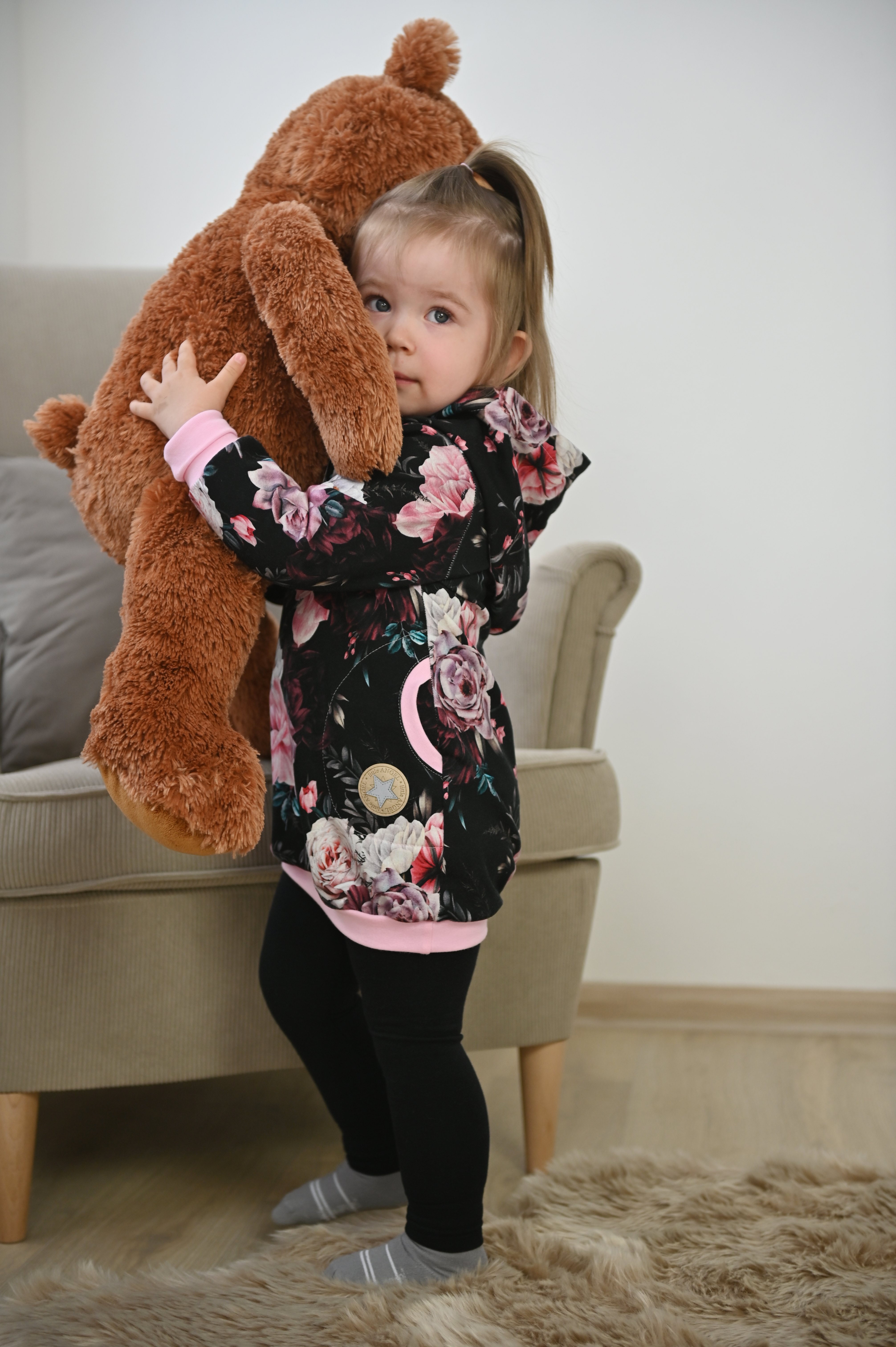 Šaty mikinové - černá květy 92